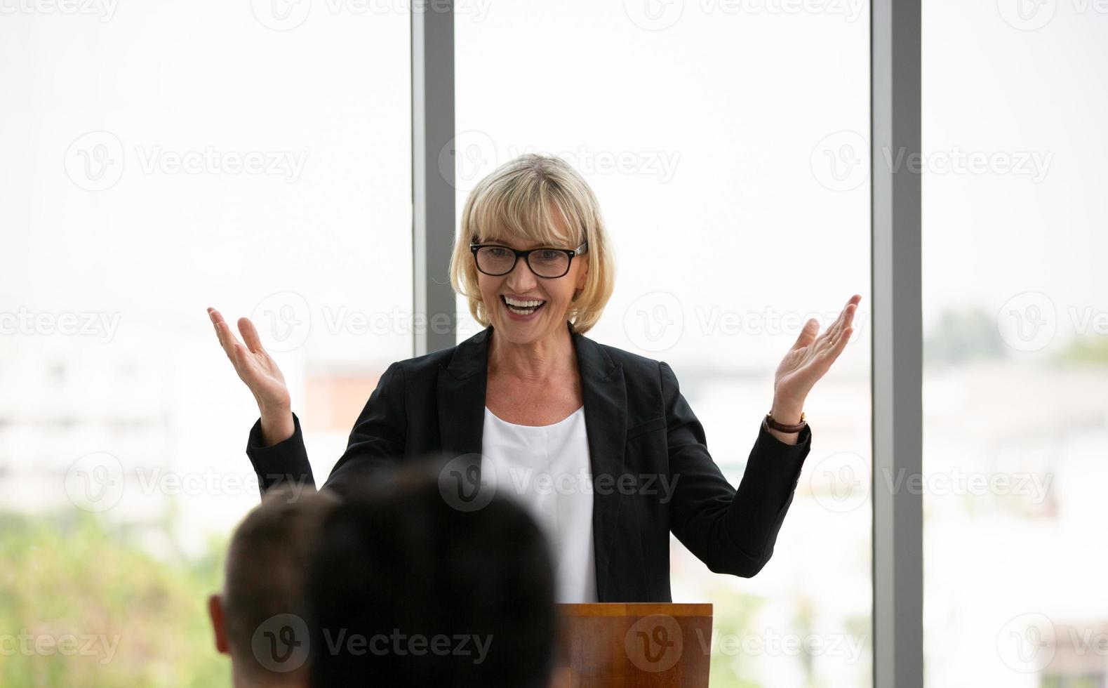 spreker op zakelijke conferentie en presentatie. foto