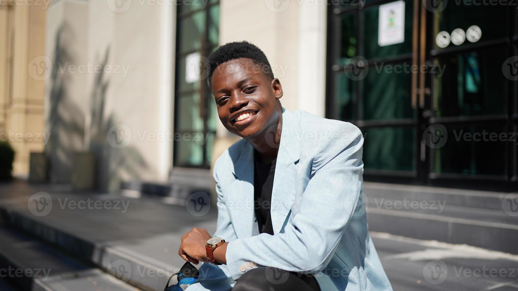 Afro-Amerikaanse man met plezier wandelen in het centrum - gelukkige jonge kerel genieten van tijd een zonsondergang buiten - millennial generatie levensstijl en positieve mensen houding concept foto