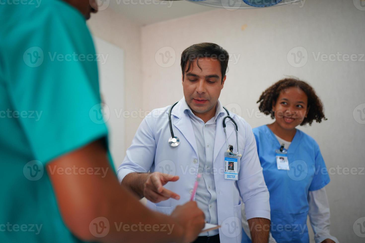 verpleegster en doktersteam klaar voor werkdag foto