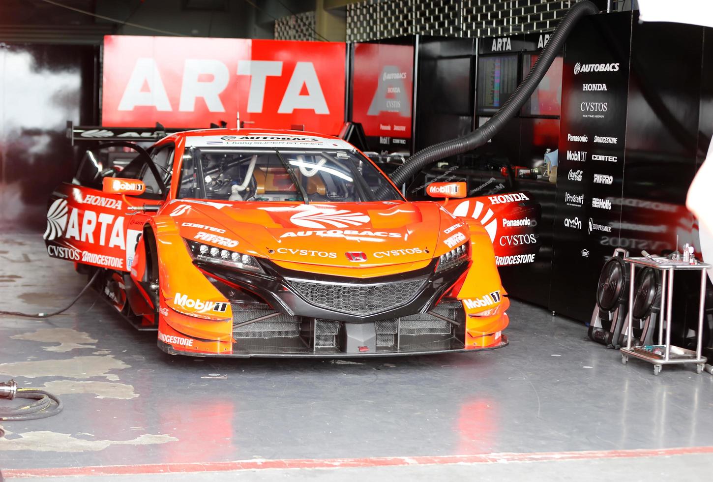 buriram thailand 7 oktober teamraces rijden tijdens de autobacs super gt round7 burirum united super gt race op chang international circuit, super gt race 2017, in buriram, thailand. foto