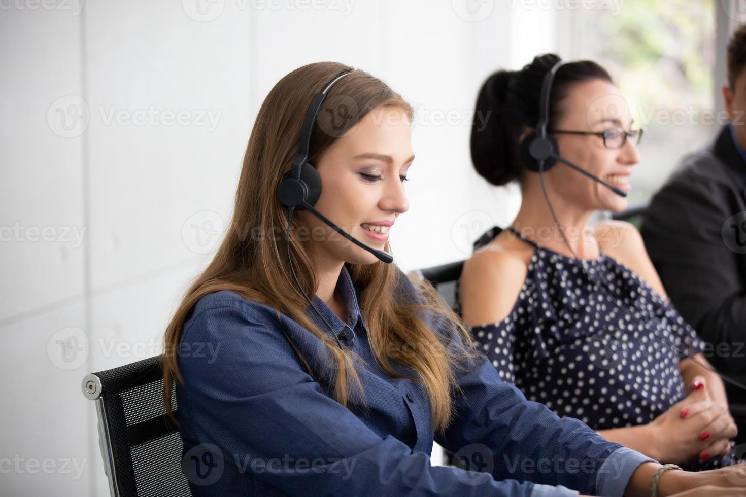 serviceteamconcept. operator of contactcenterverkoop op kantoor, callcenter voor informatiemensen, hoogwaardig professioneel teamverkoopondersteuningskantoor. milieu werkplek representatief bedrijf. foto