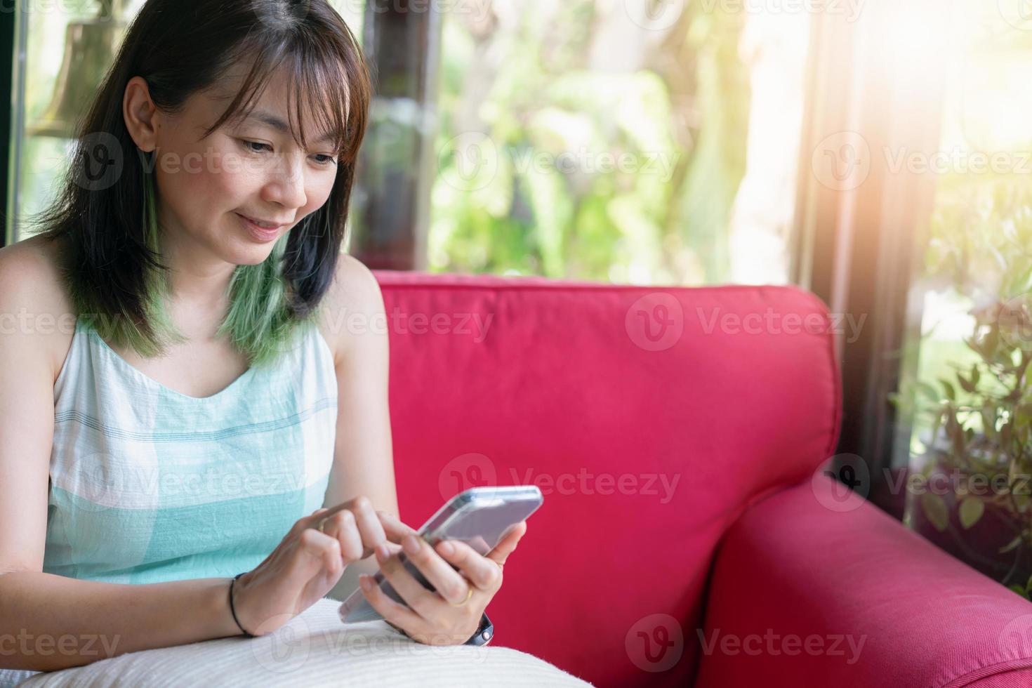 gelukkige vrouw gebruikt smartphone voor communicatie en sociaal netwerk foto