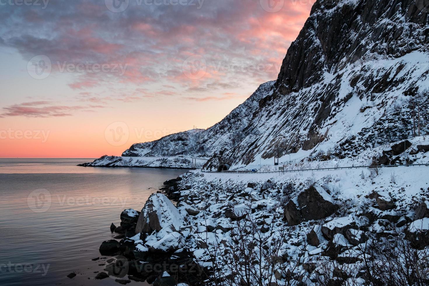 tunnale weg aan arctische kust bij de lofoten-eilanden foto