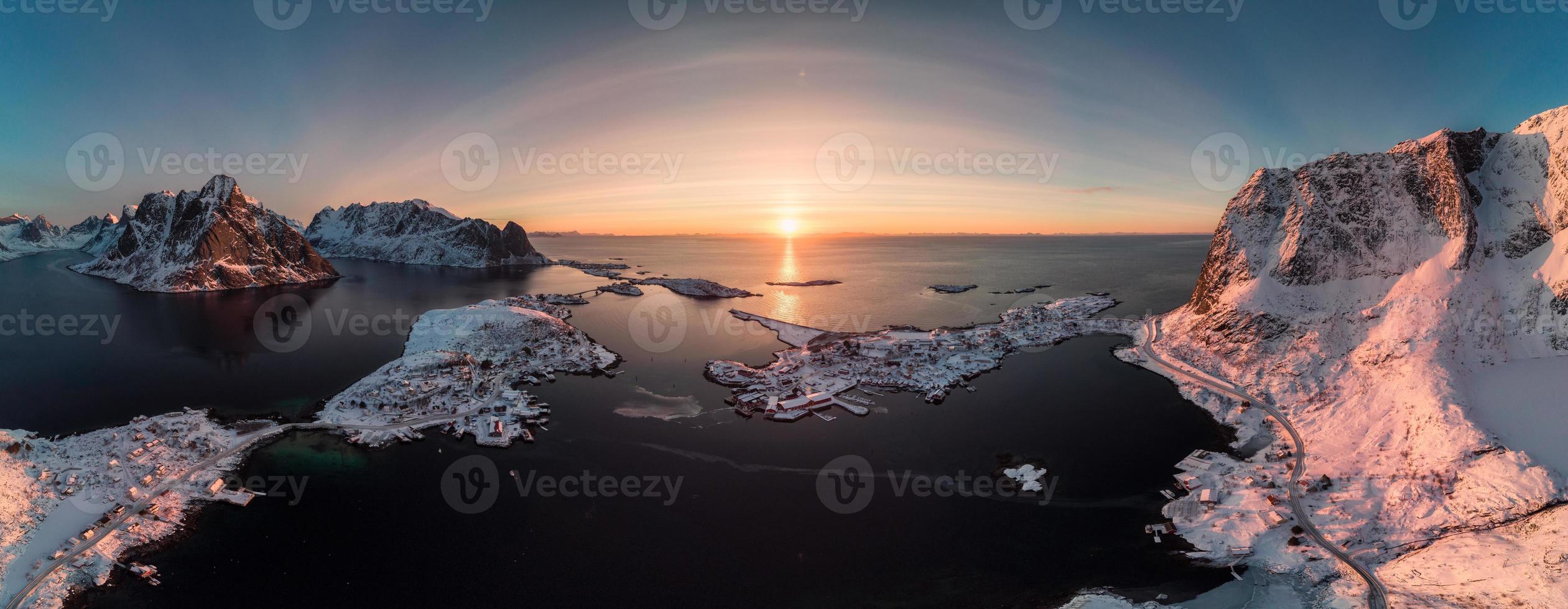 panorama luchtfoto van scandinavische archipel met berg aan de kust bij zonsopgang foto