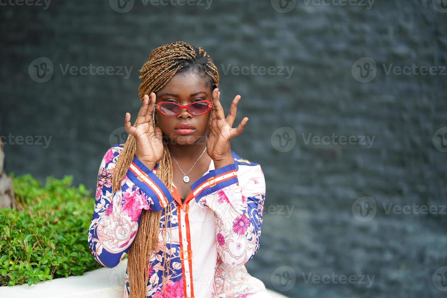 portret van jonge zwarte huid meisjes met afro kapsel buiten poseren. foto