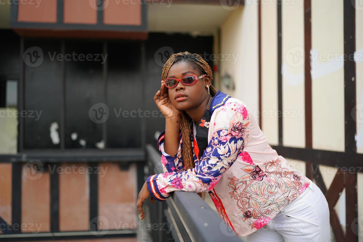 portret van jonge zwarte huid meisjes met afro kapsel buiten poseren. foto