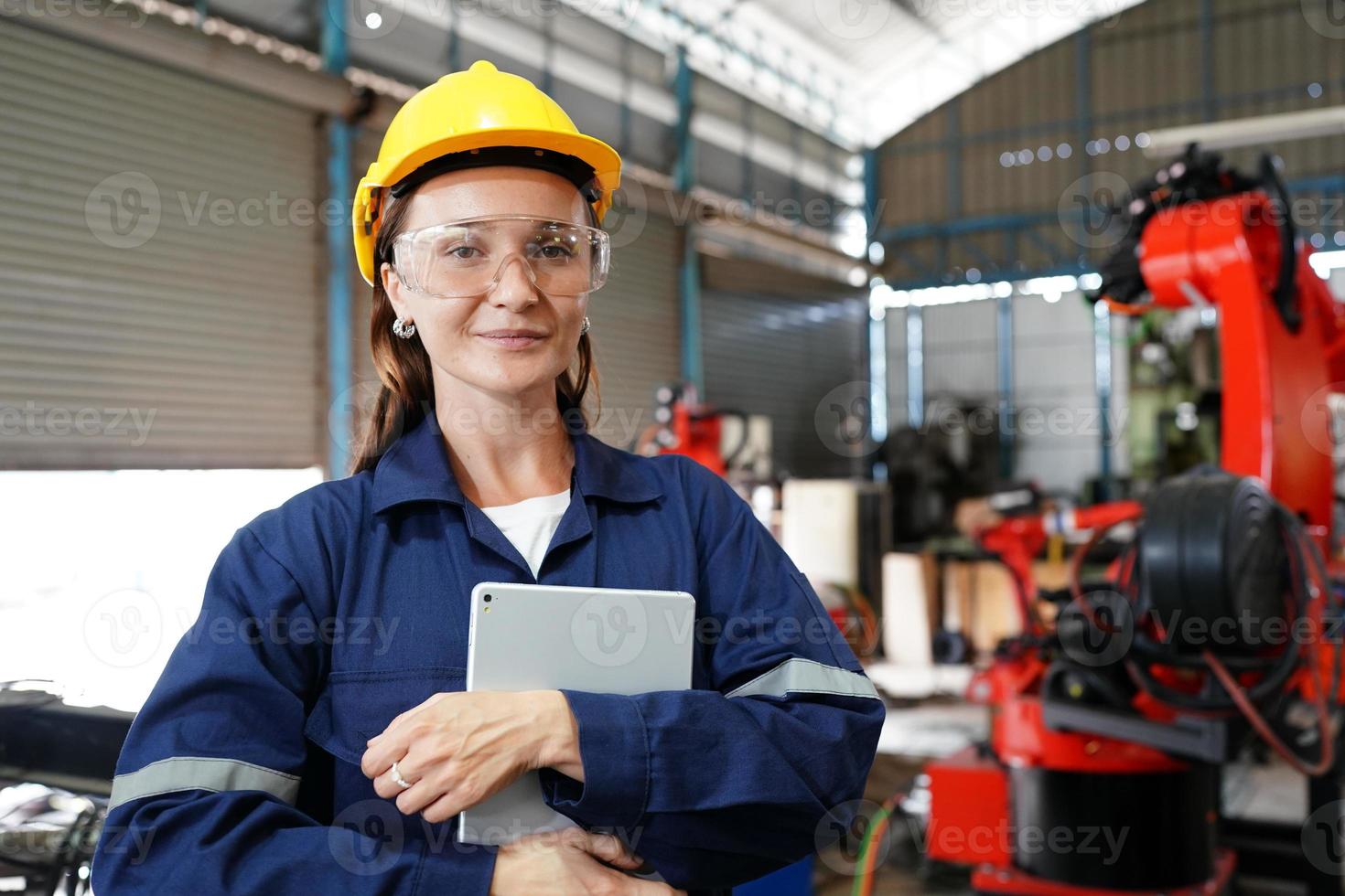 vrouwelijke empowerment, werkende vrouwelijke industriearbeider of ingenieurvrouw die in een industriële productiefabriek werkt. foto