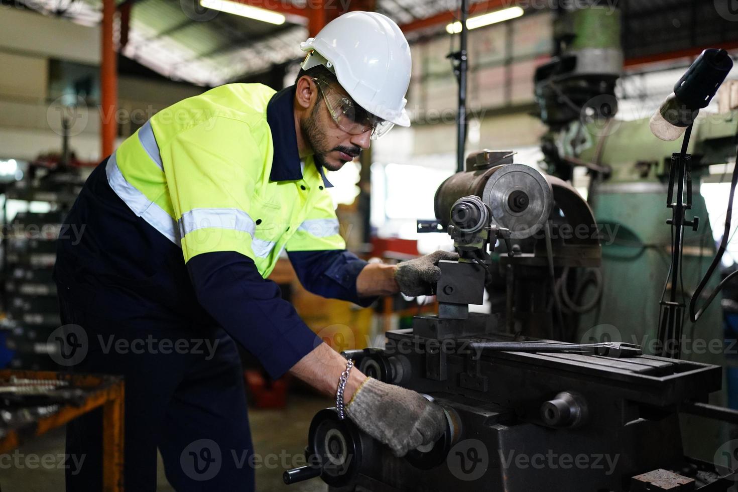 professionele mannen ingenieur werknemer vaardigheden kwaliteit, onderhoud, opleiding industrie fabrieksarbeider, magazijn werkplaats voor fabrieksoperators, machinebouw team productie. foto