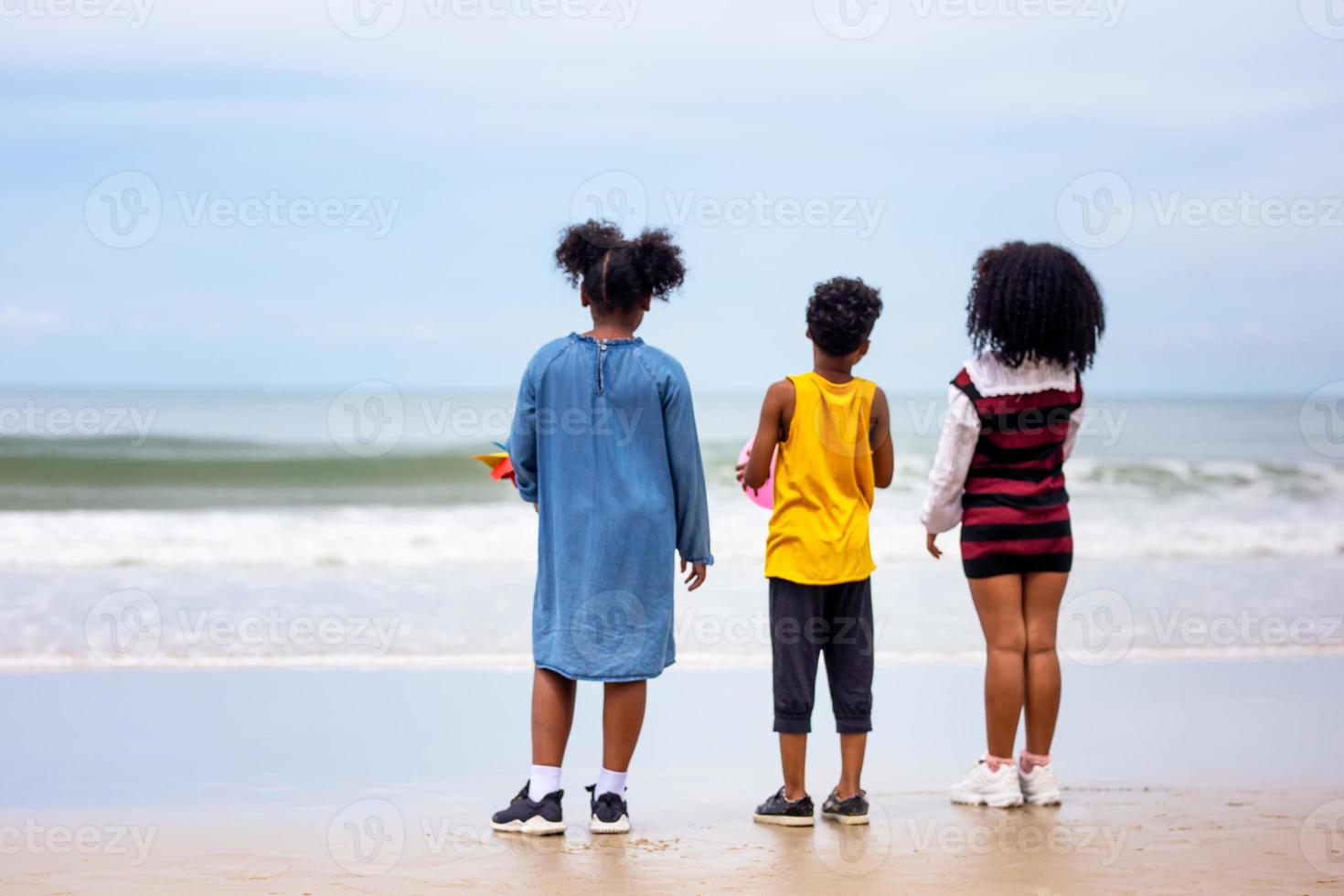 kinderen spelen rennend op zand op het strand foto