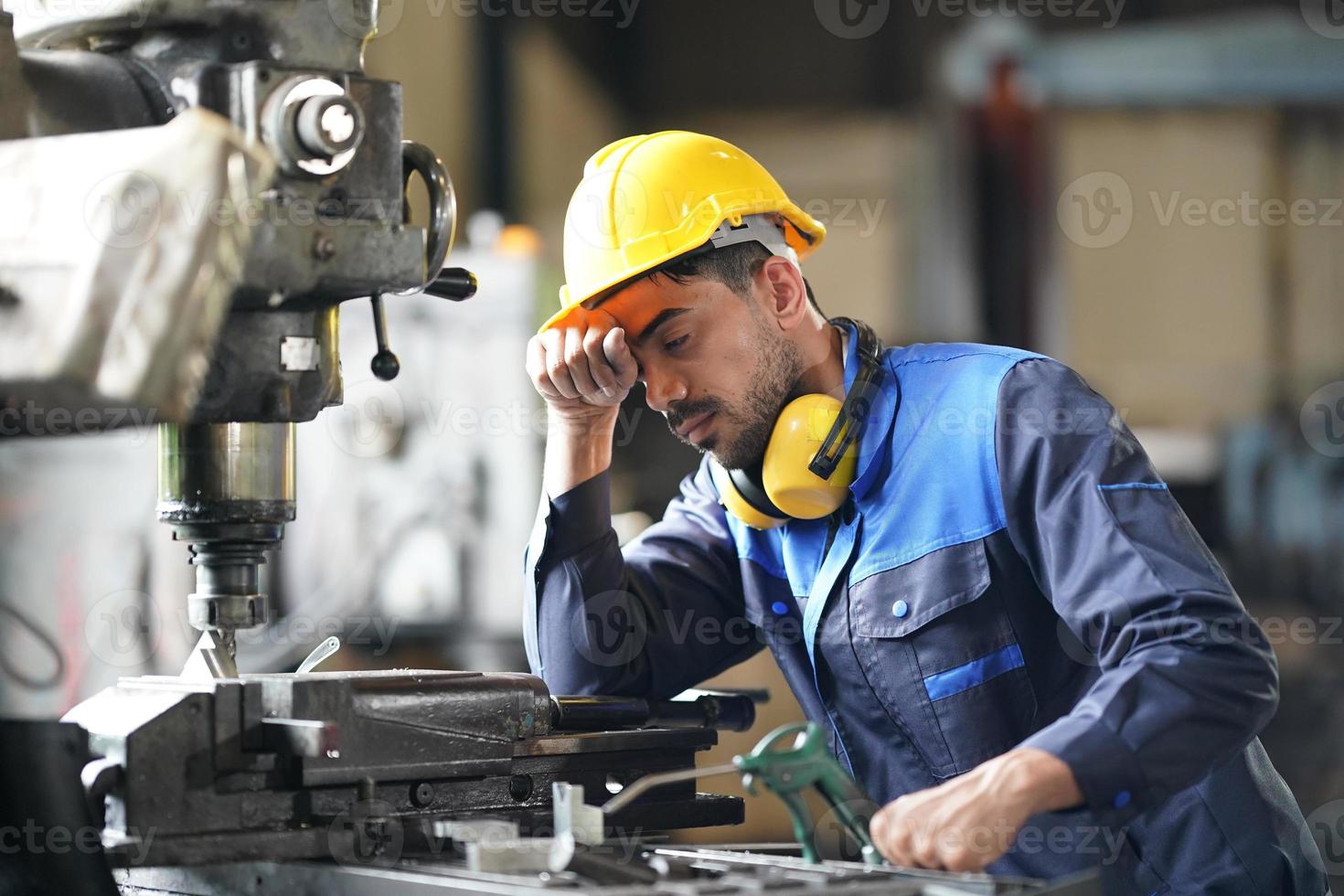 professionele mannen ingenieur werknemer vaardigheden kwaliteit, onderhoud, opleiding industrie fabrieksarbeider, magazijn werkplaats voor fabrieksoperators, machinebouw team productie. foto