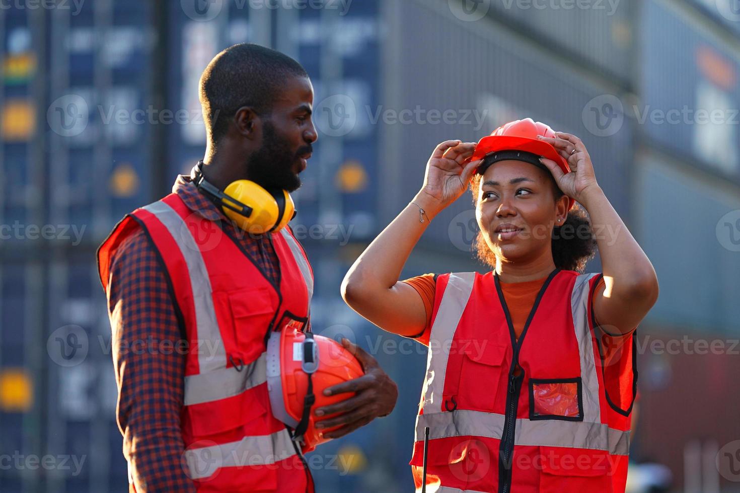 voorman controle laadcontainers doos van vrachtvrachtschip voor import export. foto