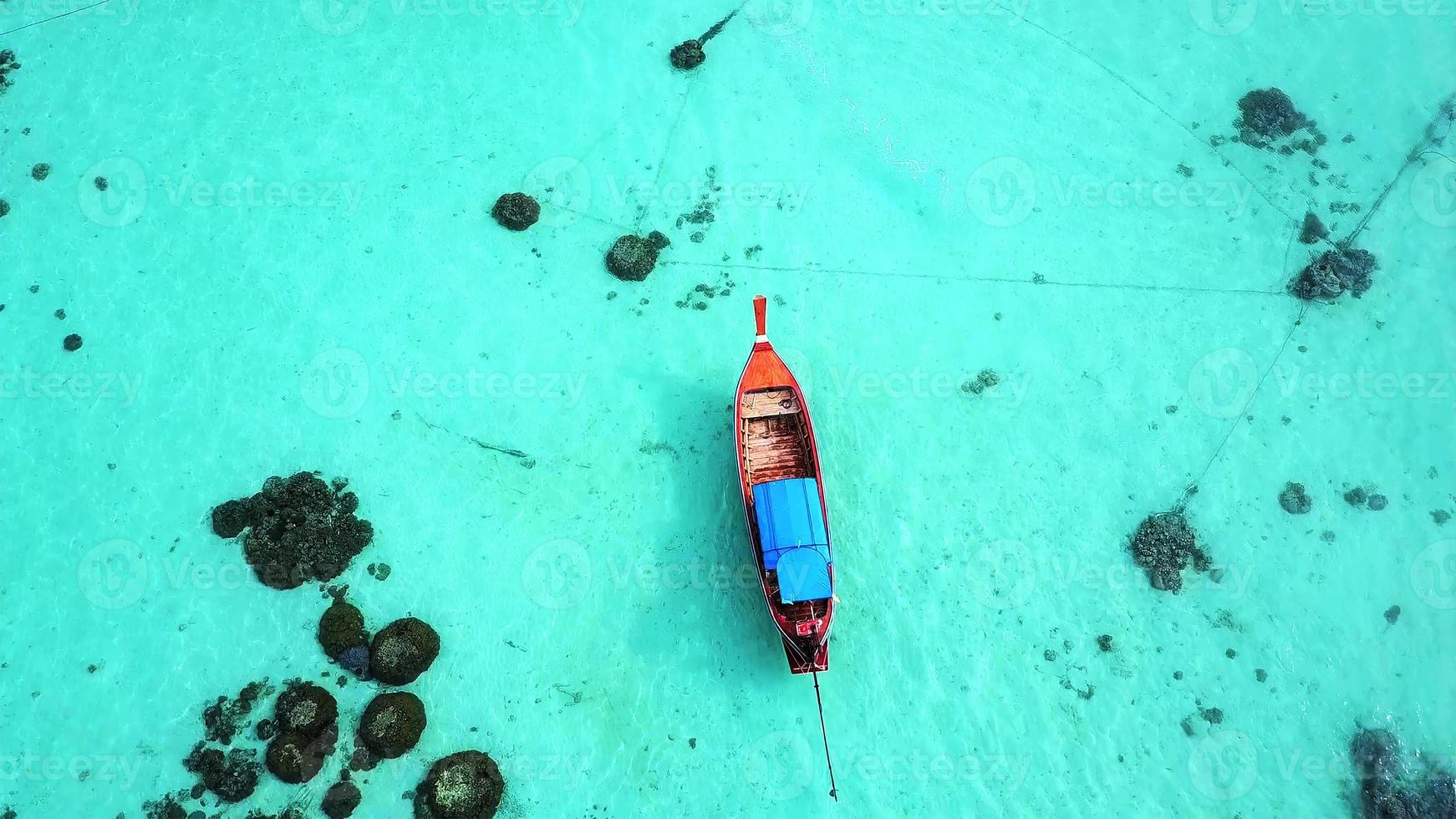 luchtfoto van drone-boten op blauw zeegezicht op lipe-eiland, thailand. foto