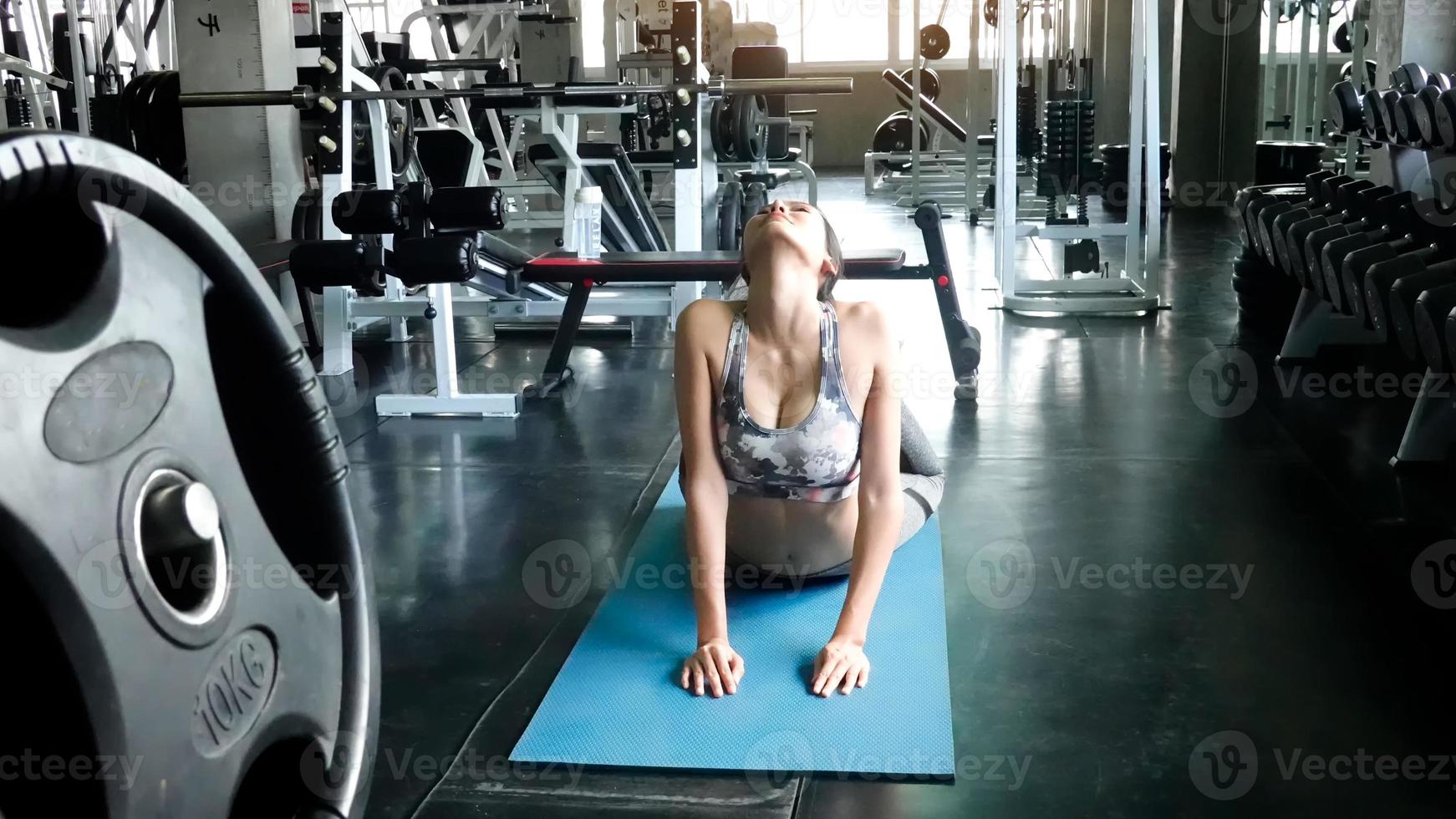 jonge slanke vrouw oefenen op fitness gym. foto