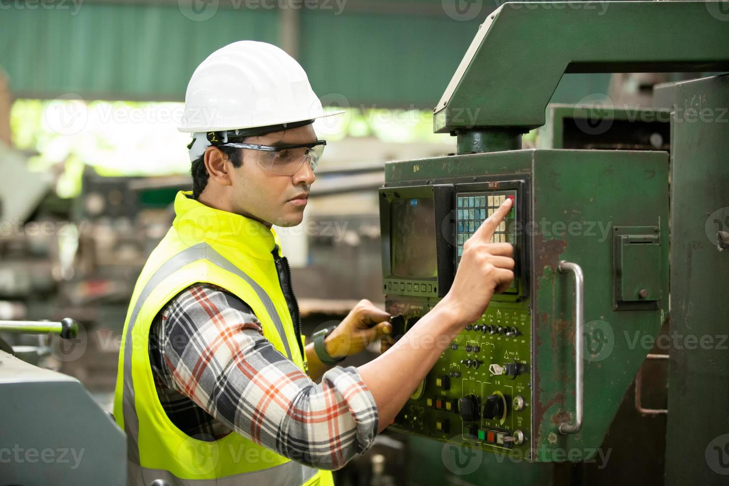 voorman of arbeider werkt op fabriekslocatie controleer machine of producten op locatie. ingenieur of technicus die materiaal of machine op de fabriek controleert. industrieel en fabriek. foto