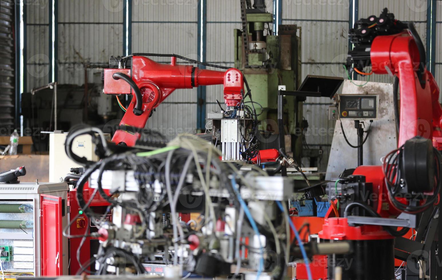 robotarm in de metaalfabriek. het voert routineonderhoud uit aan de apparatuur van de lasrobotica-eenheden. foto