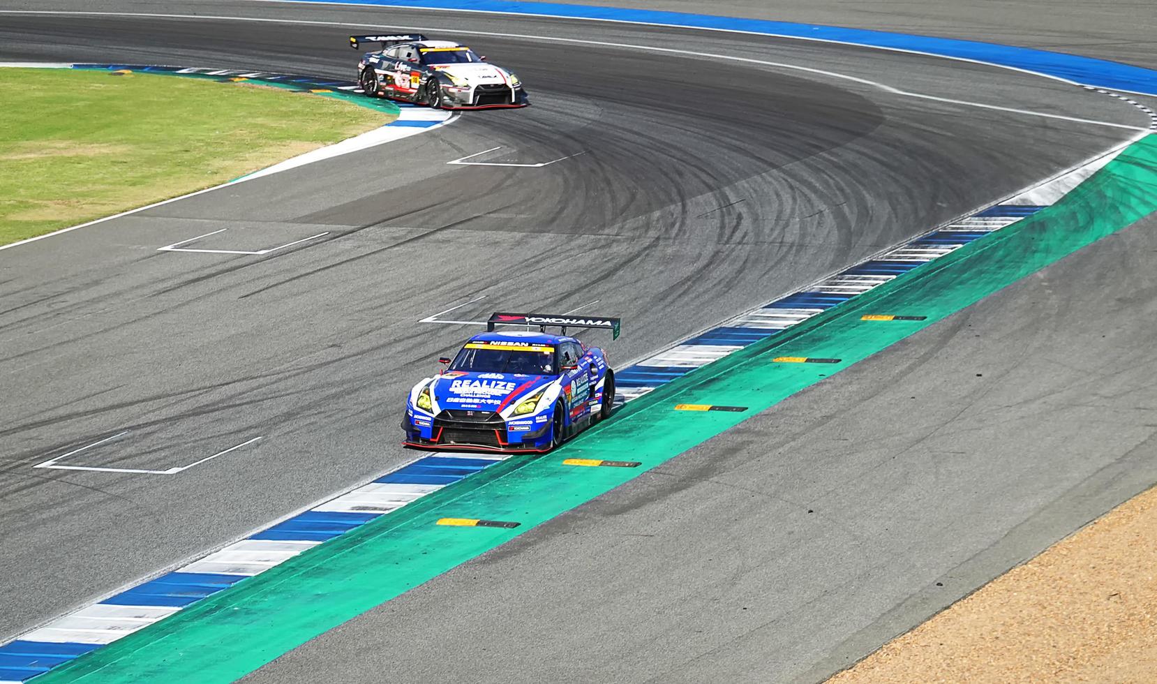 buriram thailand 7 oktober teamraces rijden tijdens de autobacs super gt round7 burirum united super gt race op chang international circuit, super gt race 2017, in buriram, thailand. foto