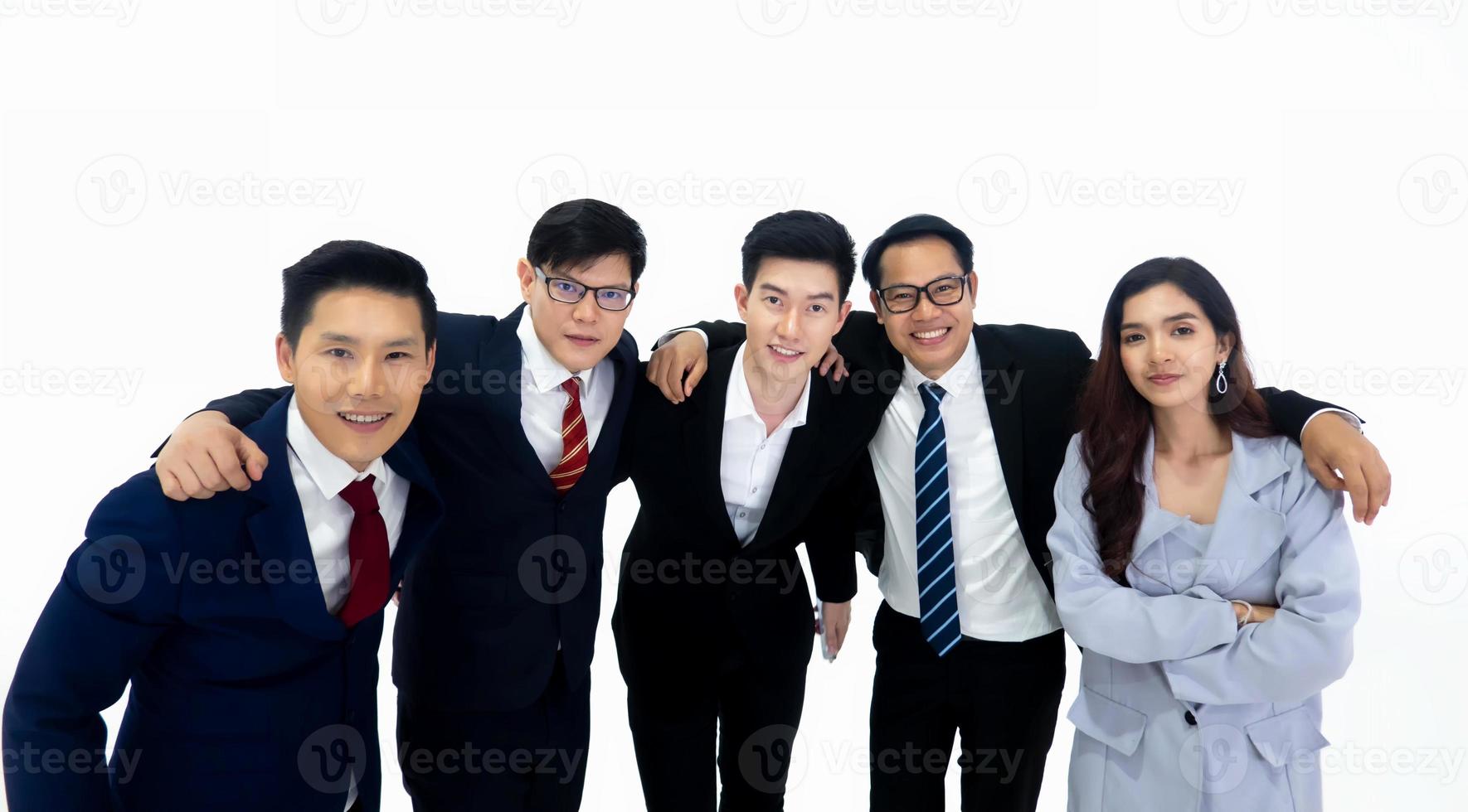 jonge zakenmensen die hun handen in elkaar slaan. stapel handen. eenheid, teamwork concept foto
