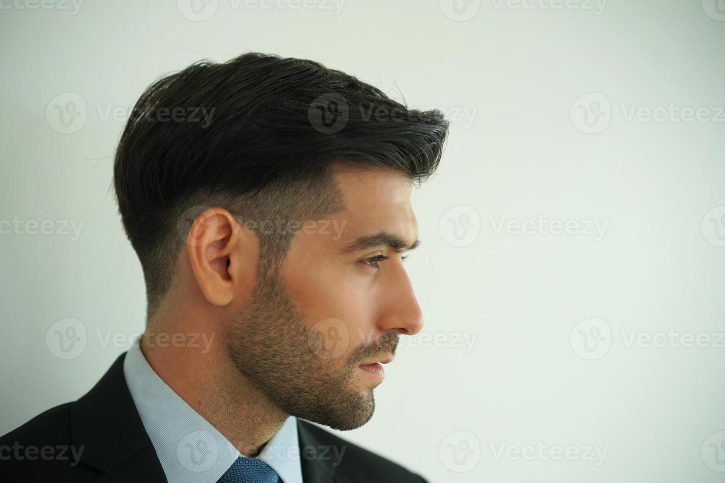 elegante jonge blanke knappe man op een witte achtergrond, studio mode portret. foto