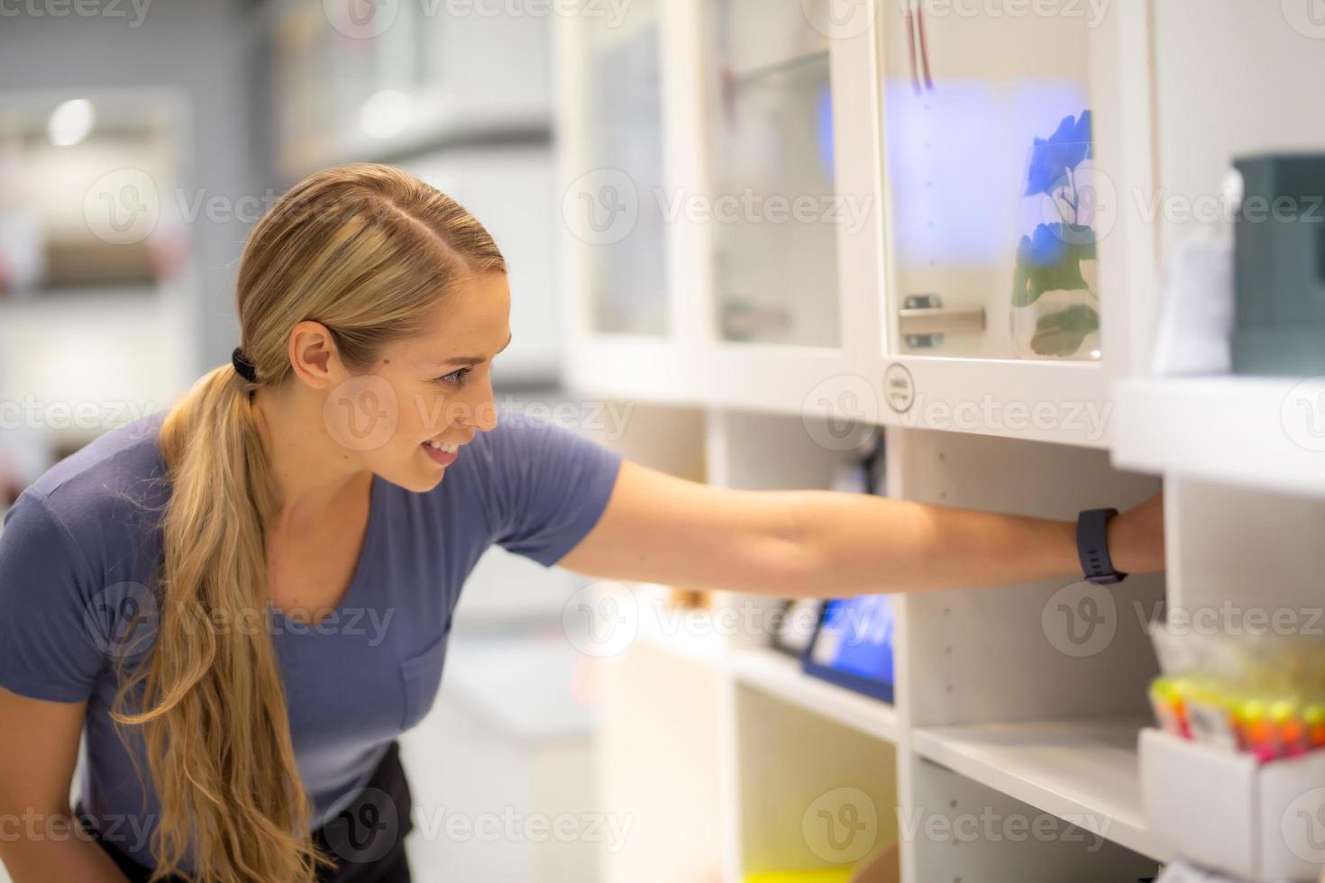 zijaanzicht van vrouwen op zoek naar iets op boekenplank foto