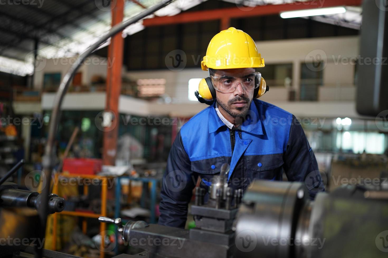 professionele mannen ingenieur werknemer vaardigheden kwaliteit, onderhoud, opleiding industrie fabrieksarbeider, magazijn werkplaats voor fabrieksoperators, machinebouw team productie. foto