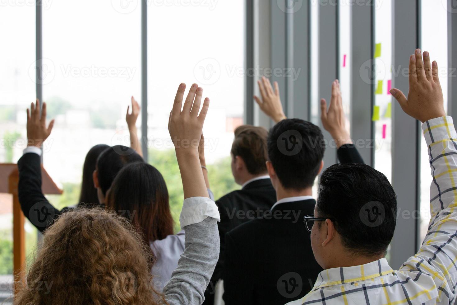 groep mensen die luisteren naar ervaren zakelijke professionals die hen helpen bij het uitwerken van een nieuwe bedrijfsstrategie. foto