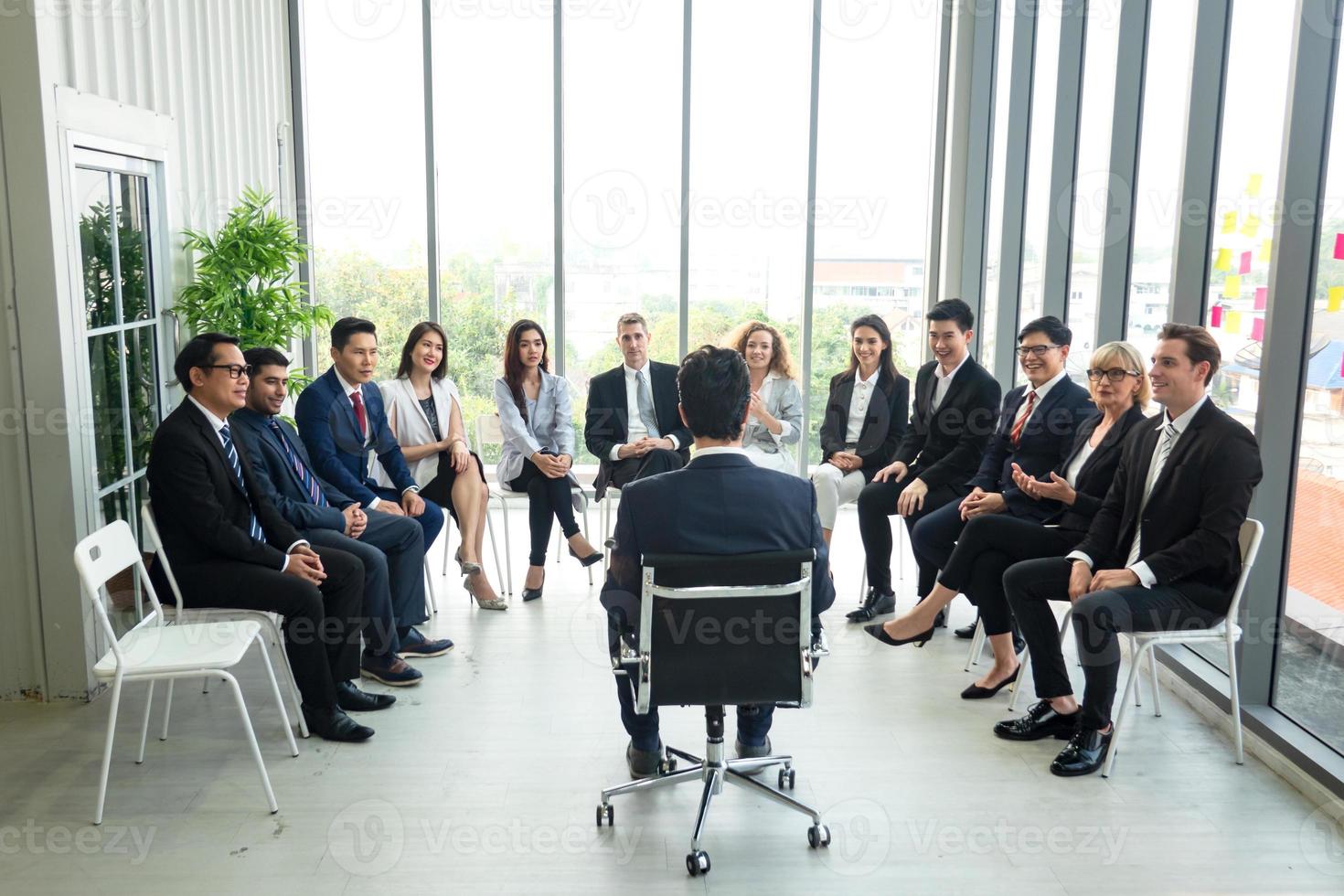 groep zakenmensen die samenwerken op kantoor of multi-etnische zakenmensen in vergadering. foto