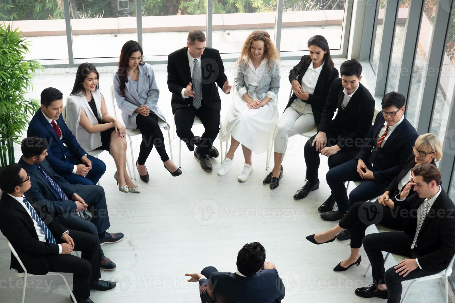 groep zakenmensen die samenwerken op kantoor of multi-etnische zakenmensen in vergadering. foto