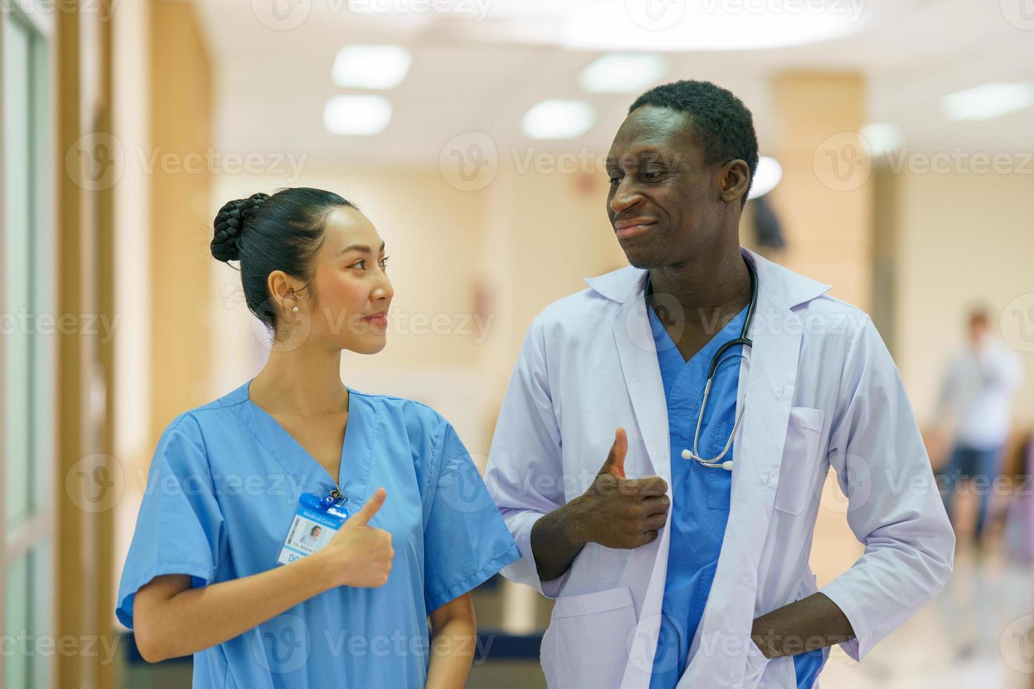 verpleegster en doktersteam klaar voor werkdag foto