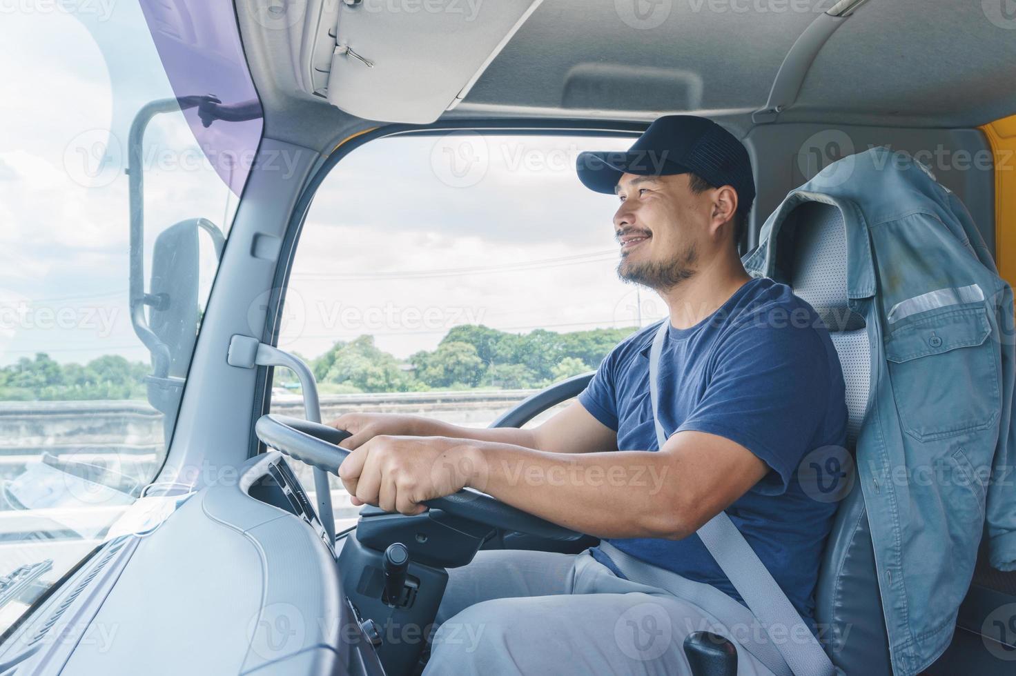 glimlach vertrouwen jonge man professionele vrachtwagenchauffeur in zakelijk lang transport foto