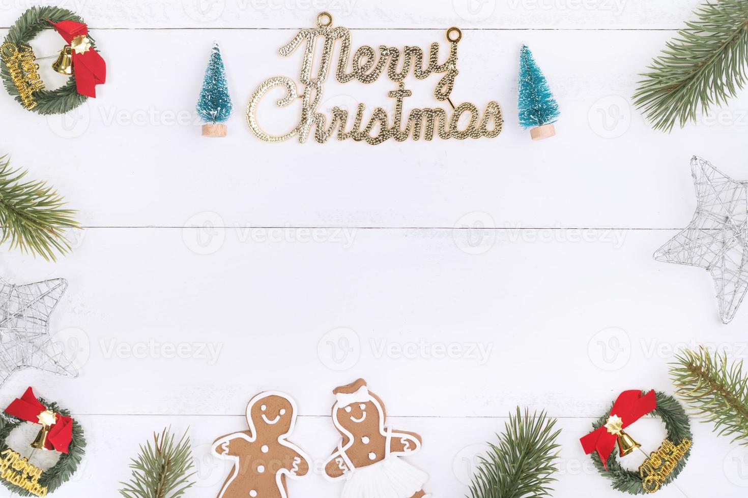 Kerst concept samenstelling decoratie objecten, dennenboom tak krans, peperkoek man koekje geïsoleerd op een witte houten tafel, bovenaanzicht, plat lag foto