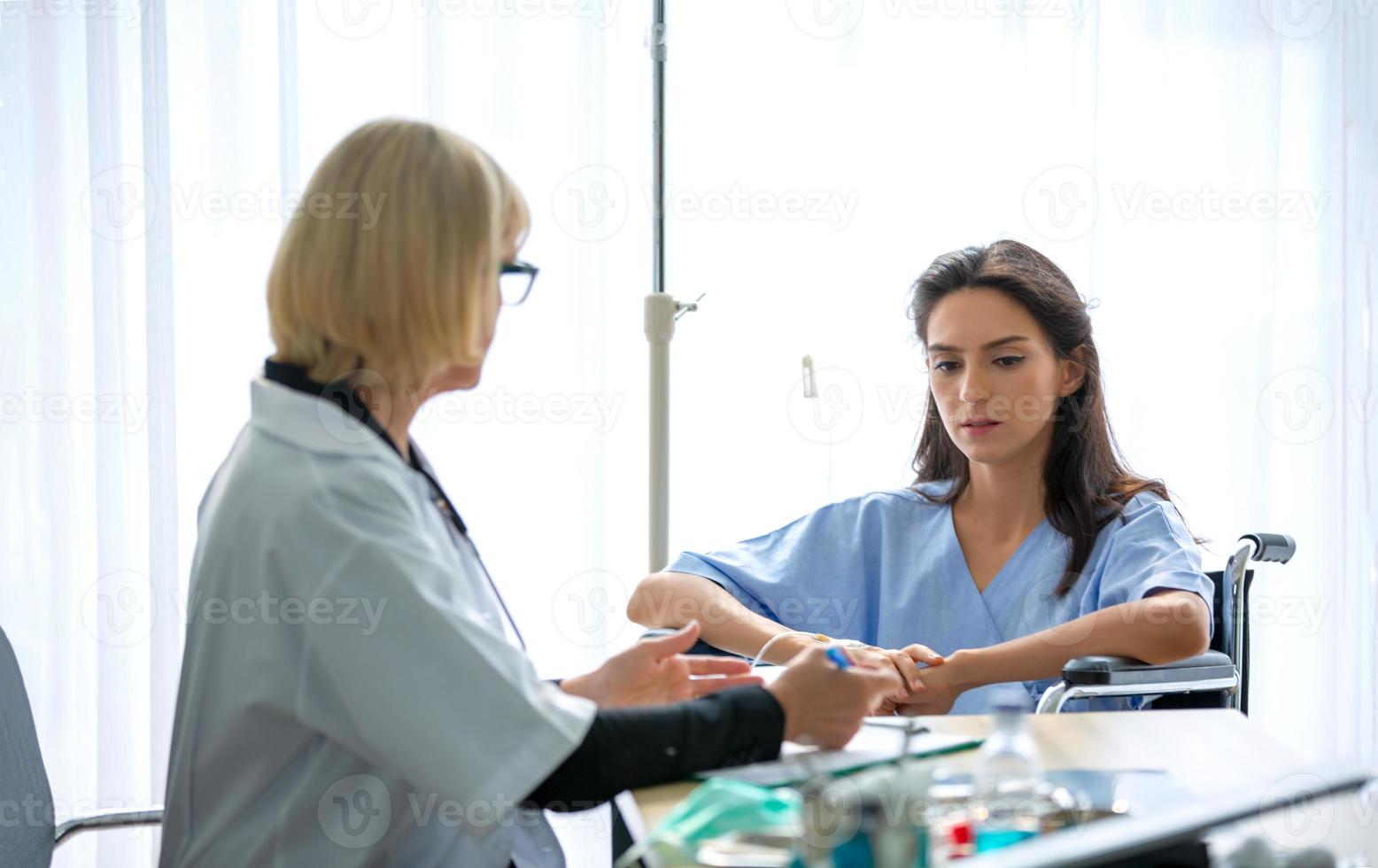 arts check-up en bespreek met de patiënt in de kliniek of arts praat met vrouwelijke patiënt in het ziekenhuis foto