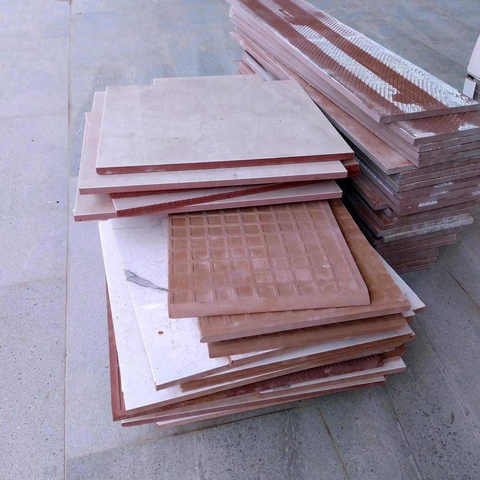 een stapel tegels voor vloeren in gebouwen. foto