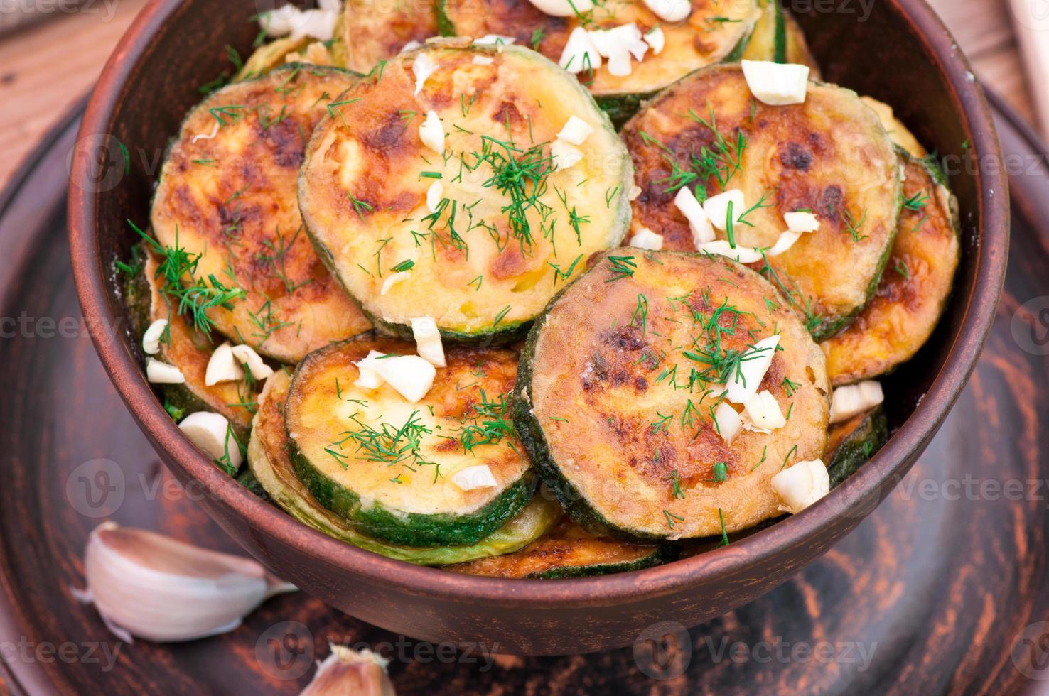 gebakken courgette in een oude keramische kom foto