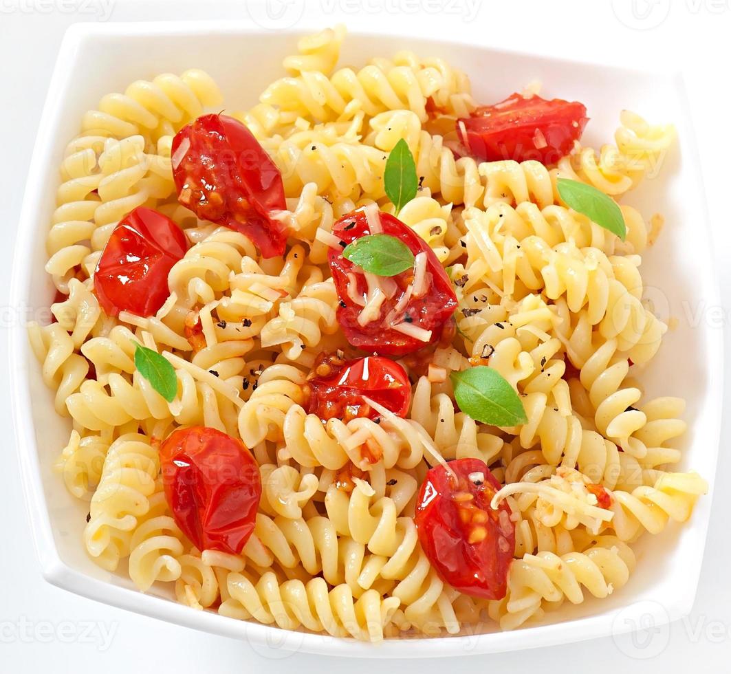 pasta met tomaat, basilicum en geraspte kaas foto