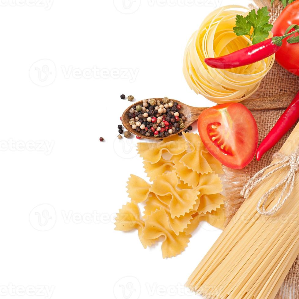 pasta spaghetti, groenten, kruiden op wit wordt geïsoleerd foto