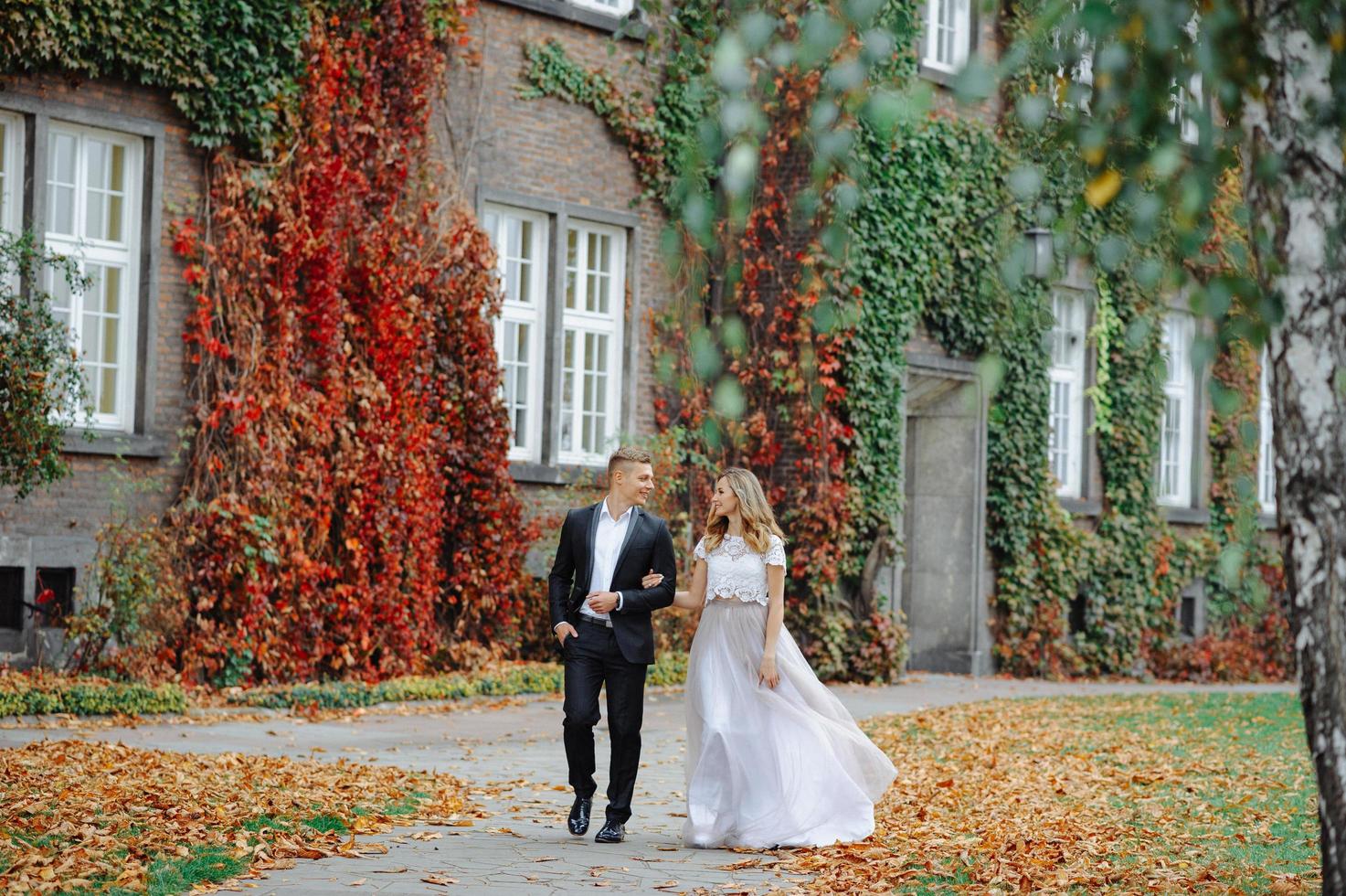 twee geliefden lopen langs Krakau foto