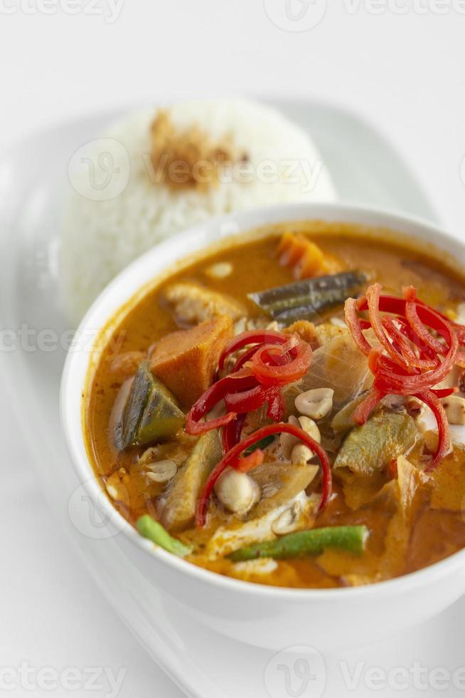 traditionele Thaise kip rode curry met rijst op witte achtergrond foto