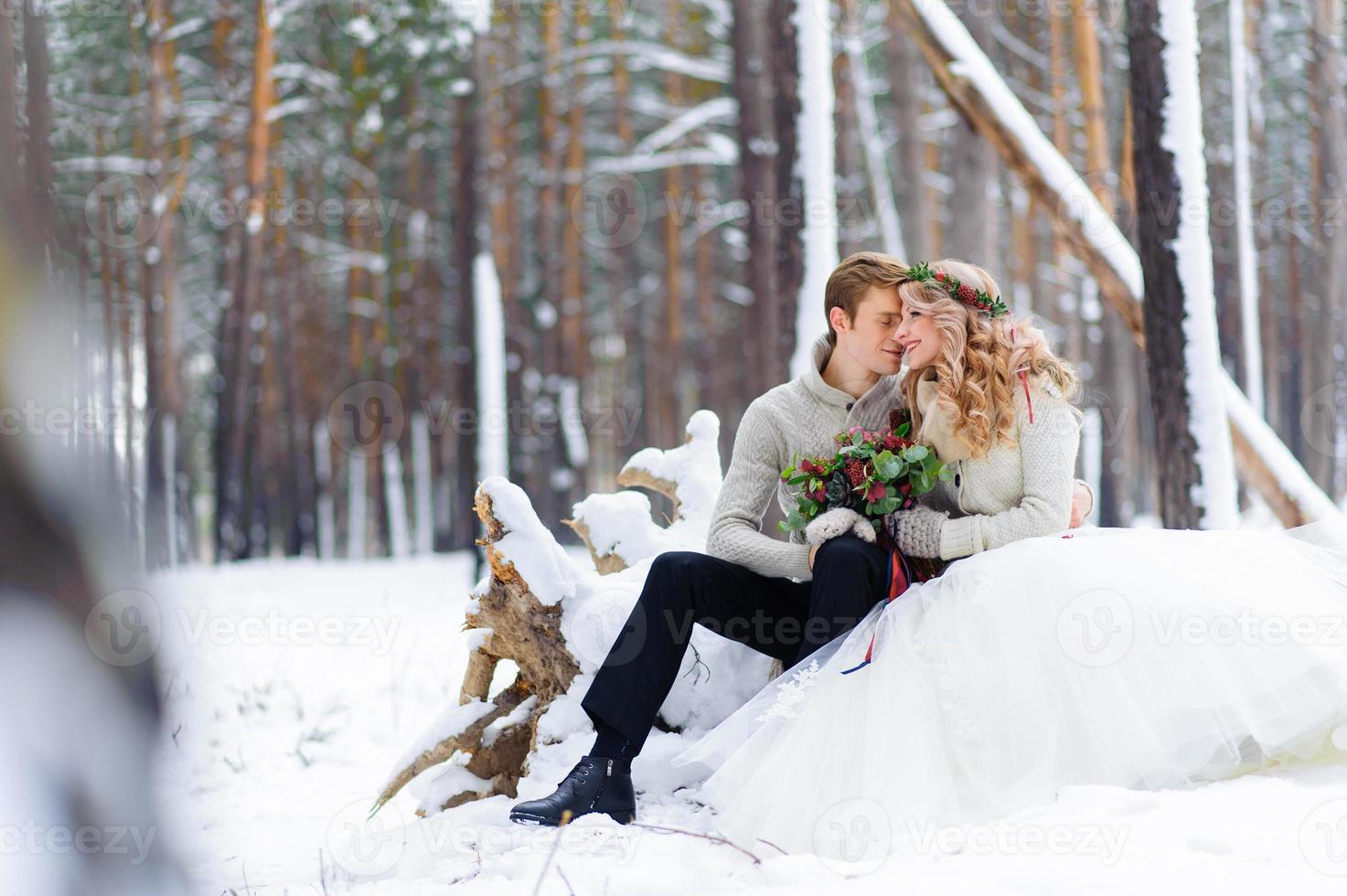 prachtig bruidspaar op hun winterhuwelijk foto