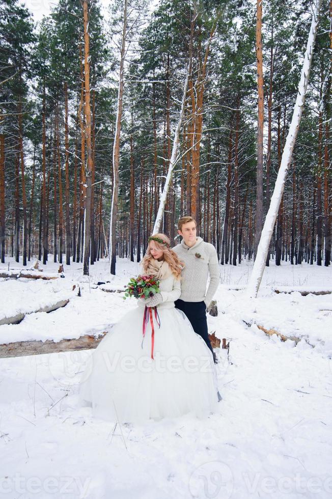 prachtig bruidspaar op hun winterhuwelijk foto