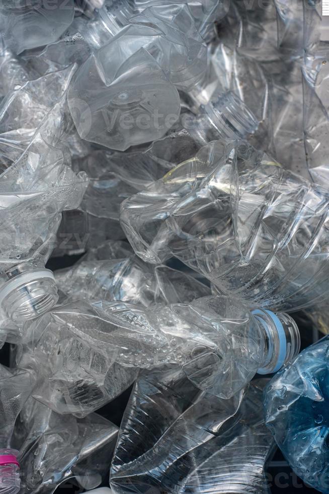 gerolde plastic flessen voor recycling. foto