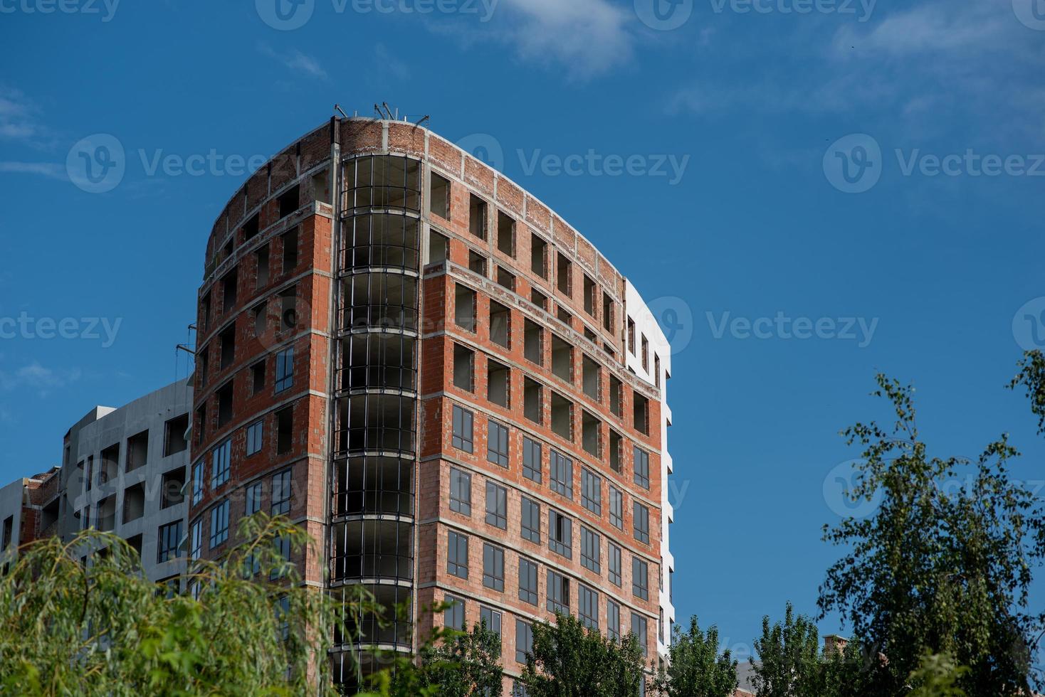 kraan en bouwconstructieplaats tegen blauwe hemel foto