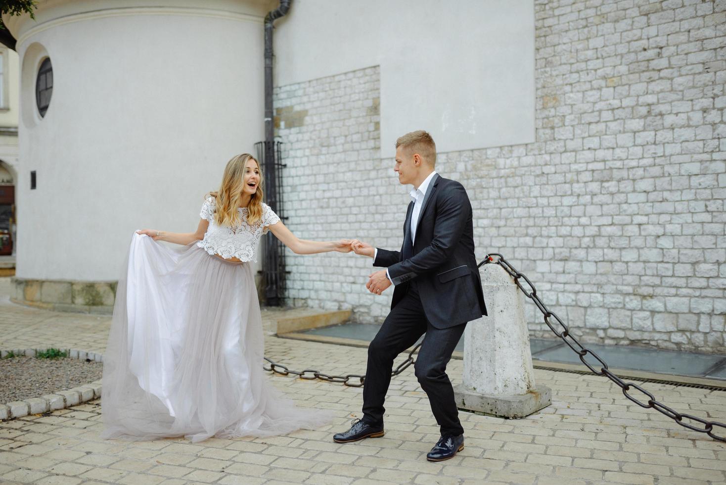 twee geliefden lopen langs Krakau foto