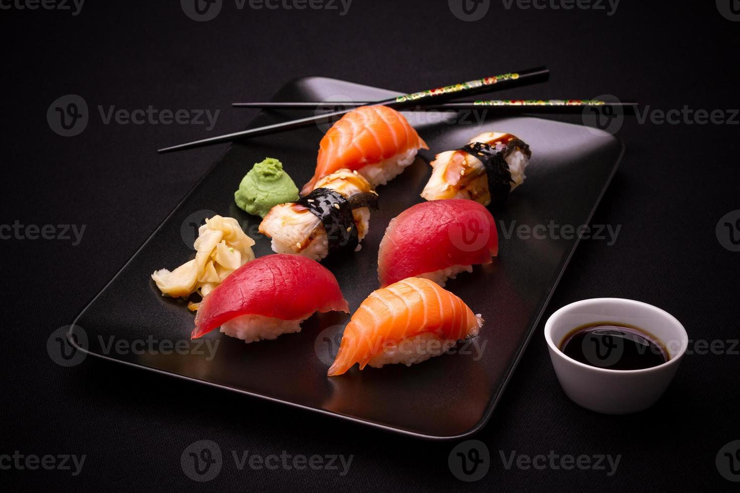 paling, zalm en tonijn sushi met stokjes foto