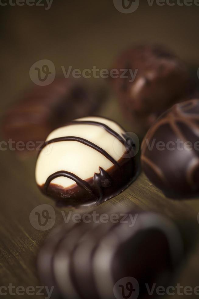 luxe belgische melk, witte & pure chocoladetruffels foto
