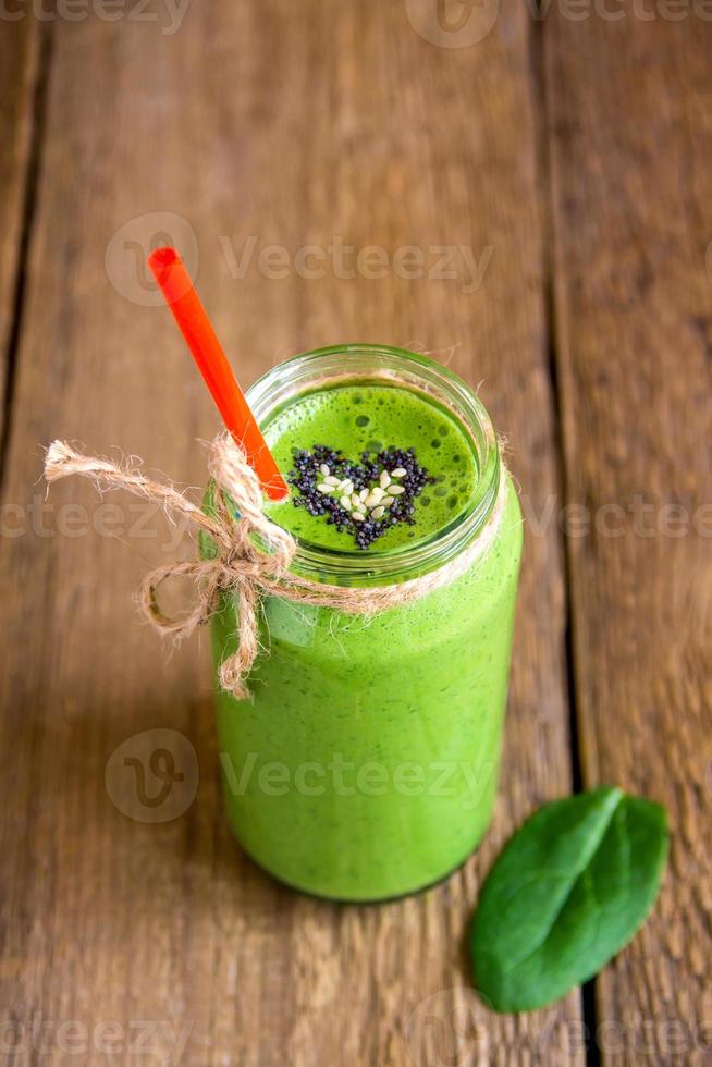 groene smoothie met hart van zaden foto