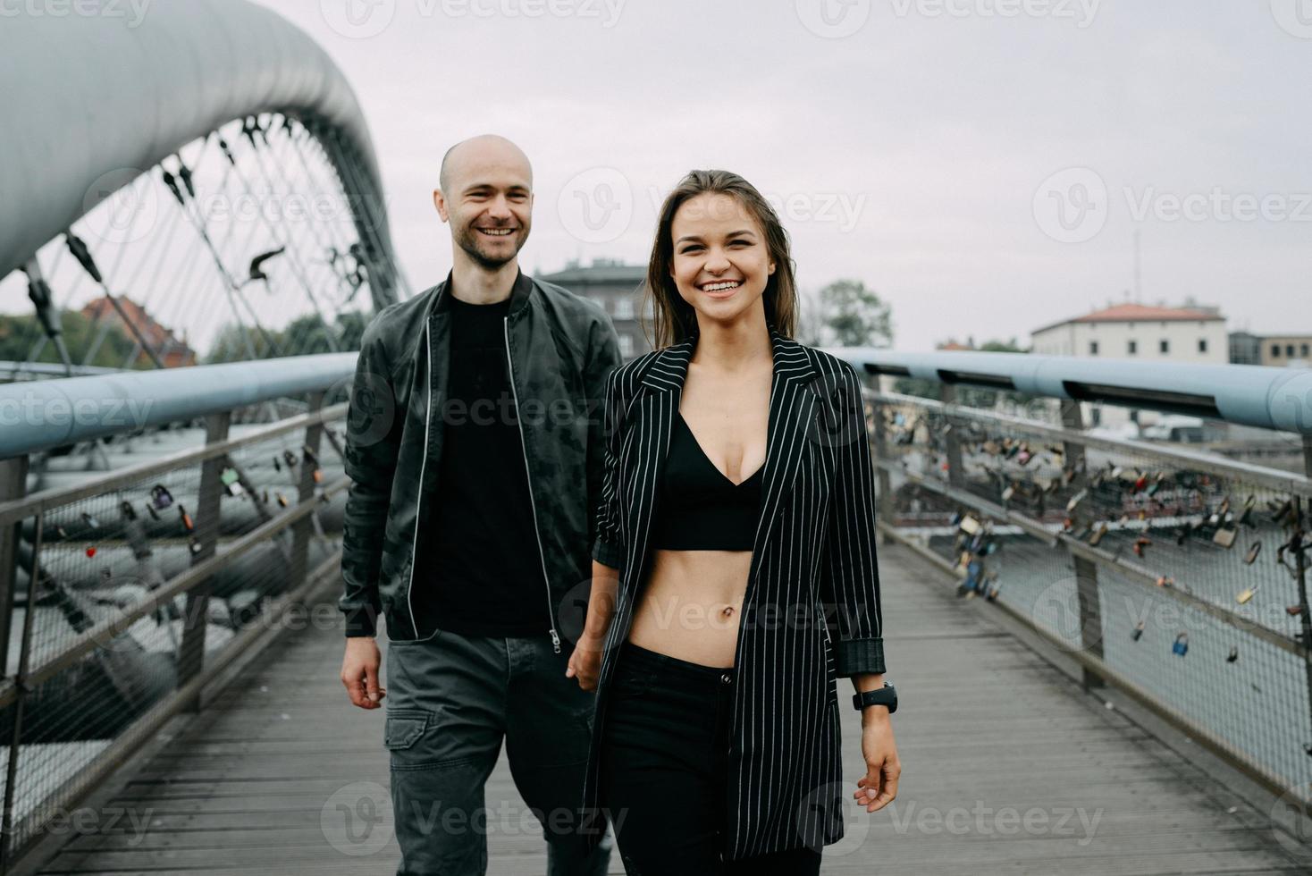 gelukkig stel. verliefde paar genieten in momenten van geluk in het park. liefde en tederheid, daten, romantiek. levensstijl concept foto