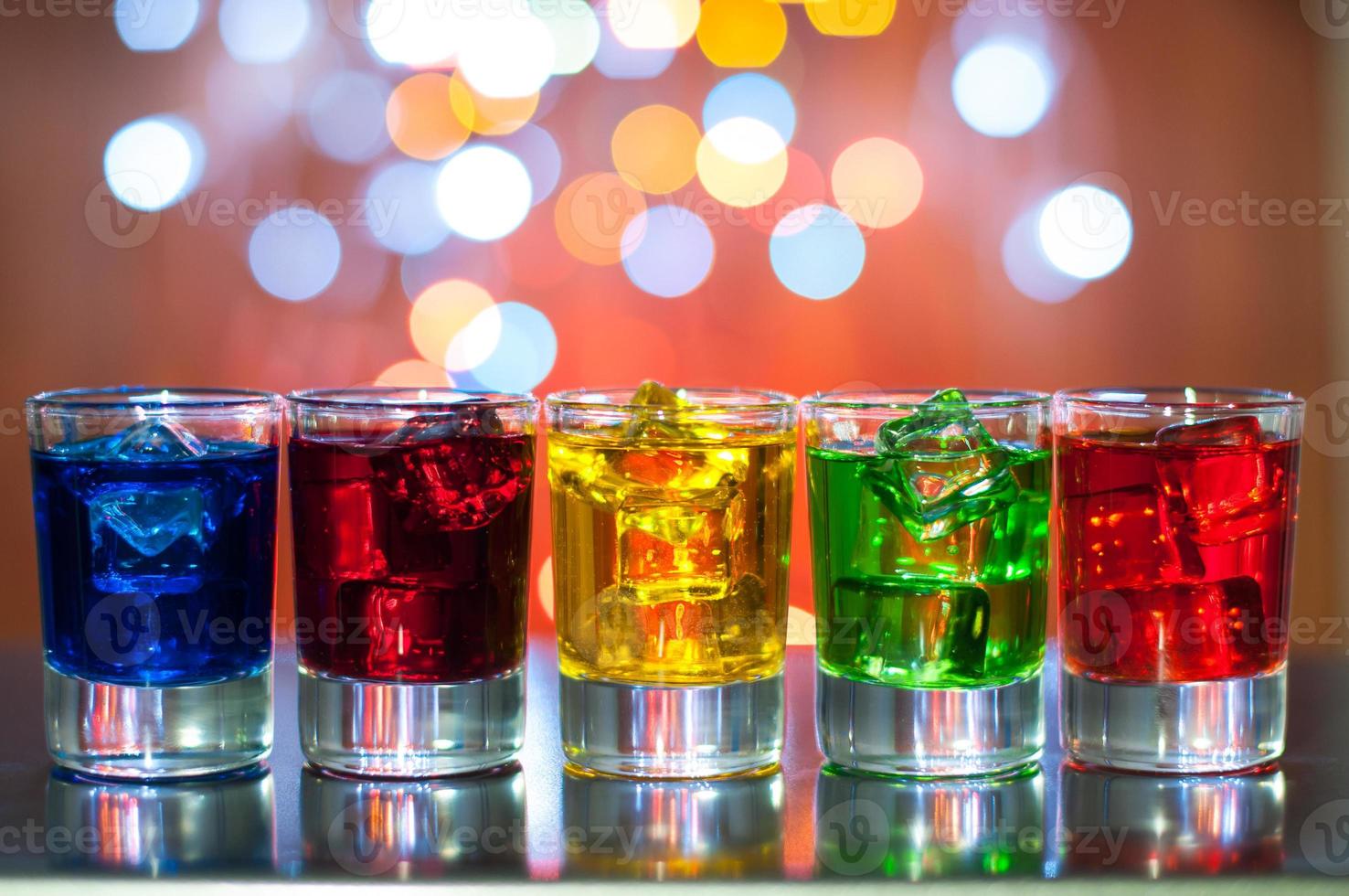 Berry alcoholische drank in kleine glazen op bar bureau met foto
