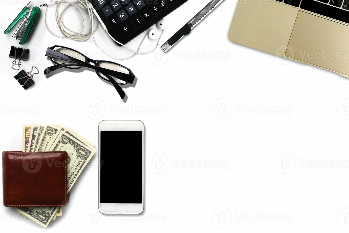 wit bureau met Amerikaanse dollars, smartphone met zwart scherm, pen, rekenmachine, portemonnee en benodigdheden. bovenaanzicht met kopieerruimte foto