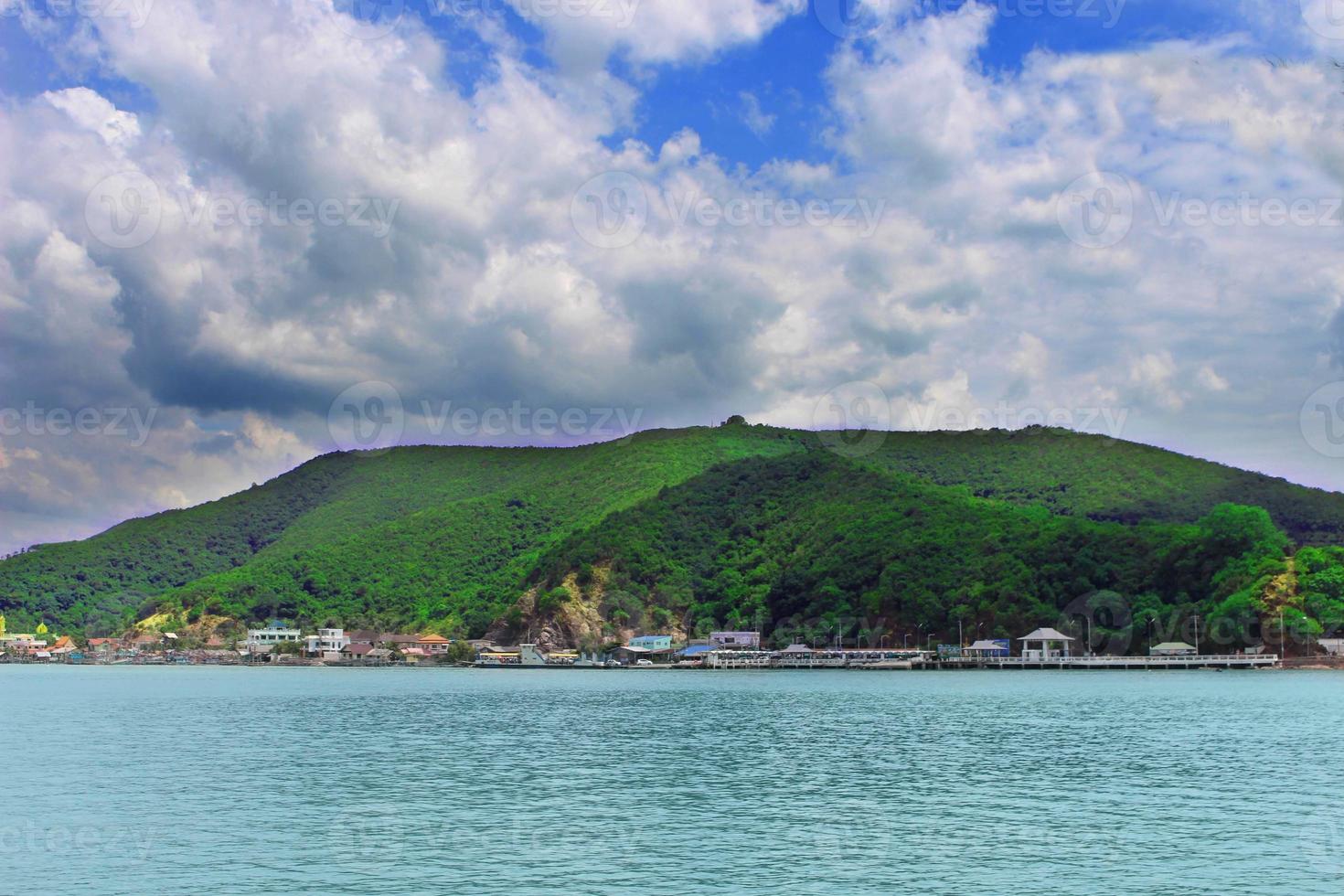 eiland in de zee in thailand foto