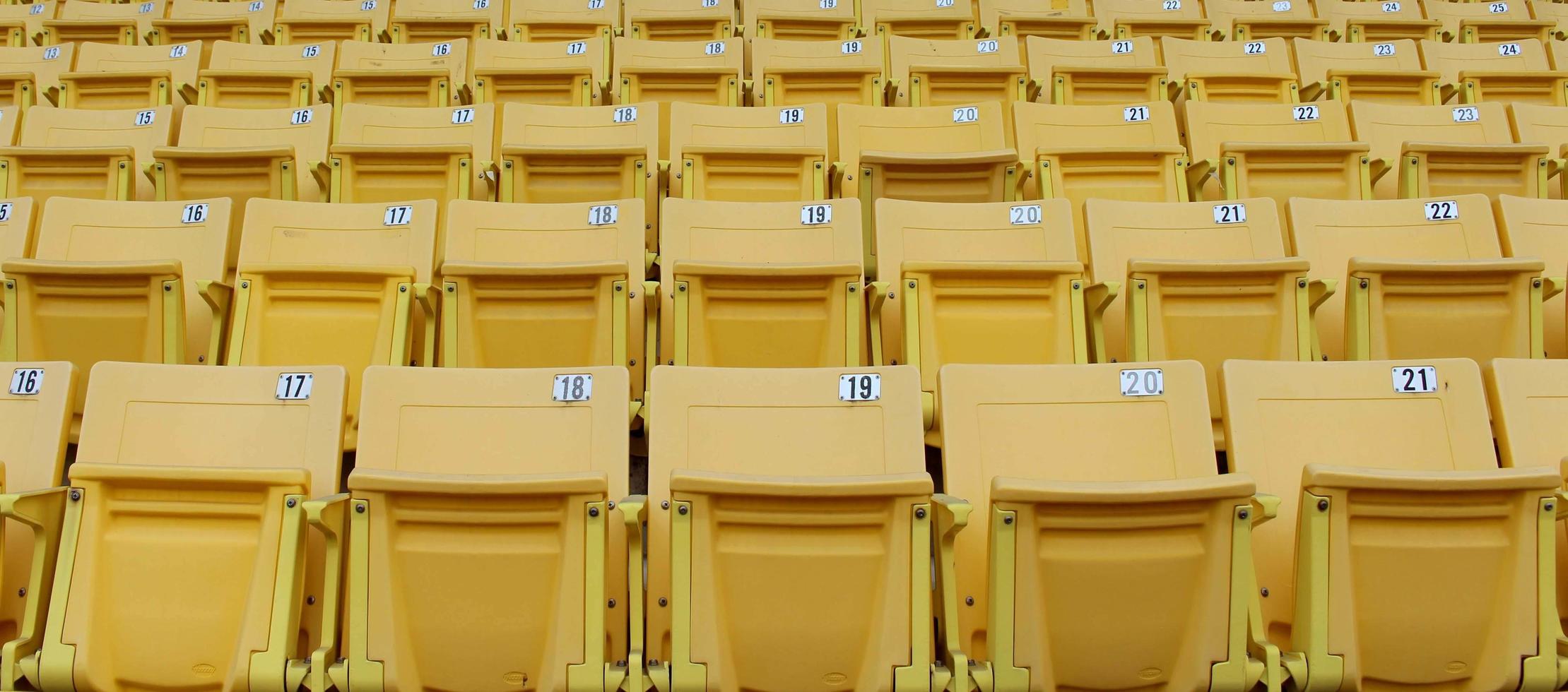 gele stoelen op de tribune foto